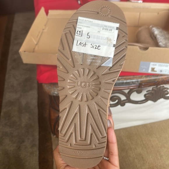 UGG Bailey Button - Picture 3 of 6